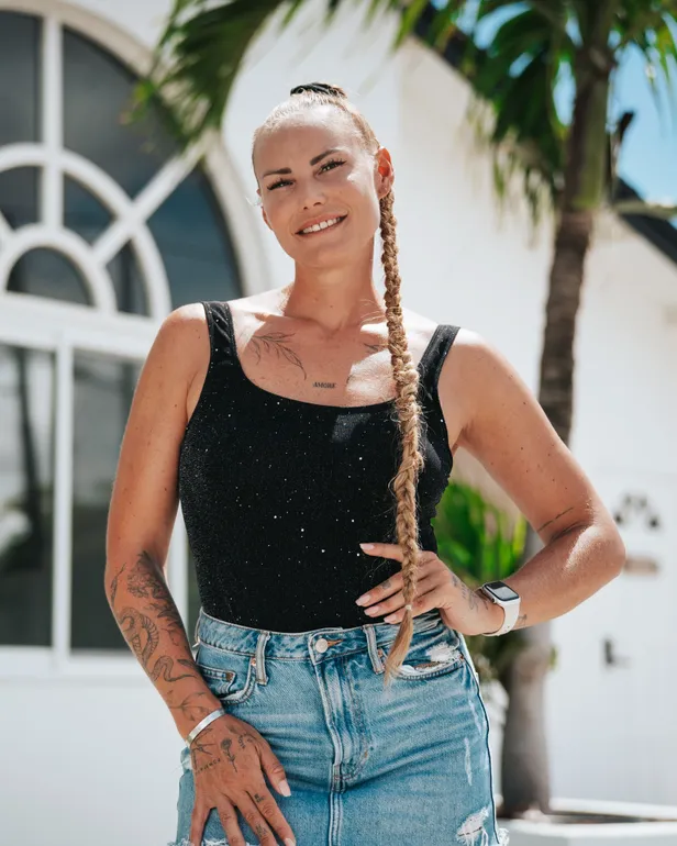 Eline van B&B Vol Liefde 2026 poseert voor haar B&B op Aruba. 