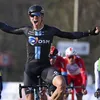 Cees Bol oppermachtig in sprint Parijs-Nice: 'Nils hield de deur voor me open'