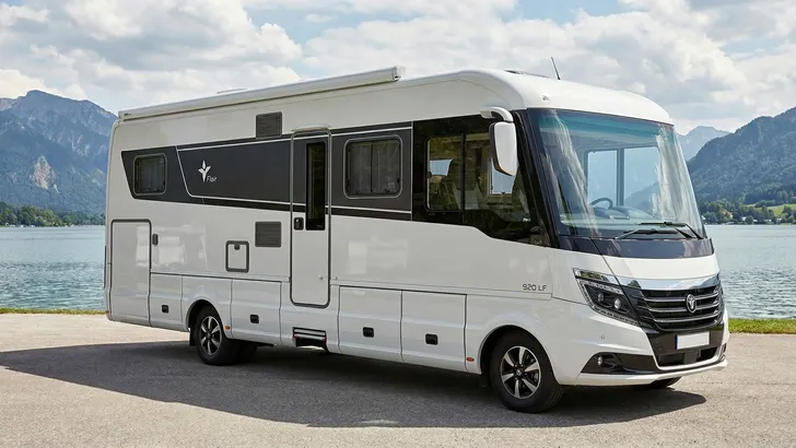 Franse zanger Daniel Guichard (77) tourt in 5,5 ton zware camper: 'Ik haat reizen, dus neem ik mijn huis mee'
