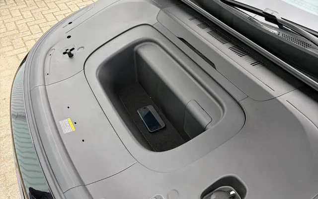 Door de tweede elektromotor blijft in de AWD-uitvoering 32 liter frunkruimte over. De achterwielaangedreven versies bieden 65 liter.