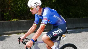 Mathieu van der Poel fietst tijdens de Tour de France met gladgeschoren armen voor extra aerodynamica en tijdswinst.