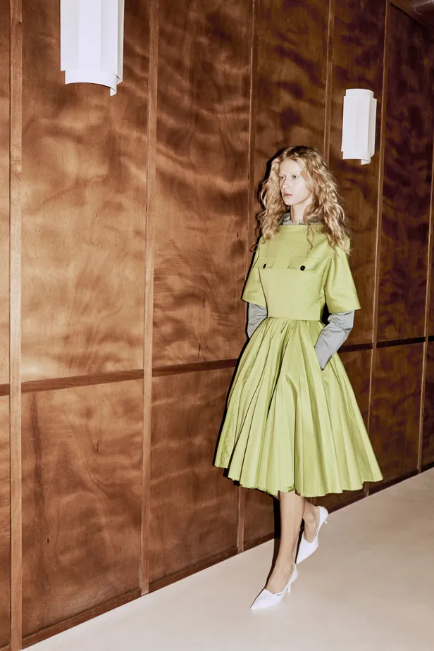 Chino dress, poplin shirt, pumps: Alles van Prada