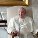 Paus maakt een uitglijder - geeft vunzige foto een like op Instagram