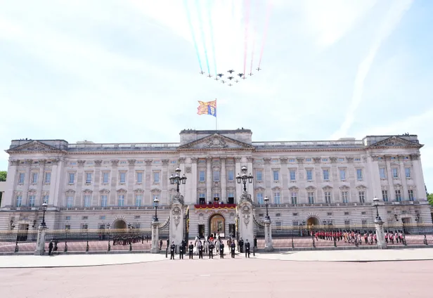 De Royal Air Force vliegt over tijdens Trooping the Colour.