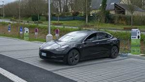 Man rijdt 2.400 km met deze Tesla op de ‘duurste’ manier en toont een besparing die benzinerijders jaloers maakt