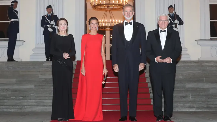 Letizia: krijtstreepje, roze, blauw en…vlammend rood!