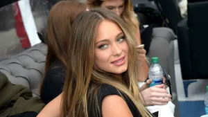 Lachen met model Hannah Davis