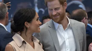 Meghan pretty in pink bij Mandela-tentoonstelling