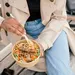 Vrouw eet noodles - Waarom je juist in het voorjaar sneller aankomt (en wat je ertegen kunt doen)