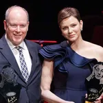 NANA MOUSKOURI Y LOS PRINCIPES ALBERTO Y CHARLENE PREMIADOS EN LA GALA MARIA CALLAS DE MONACO