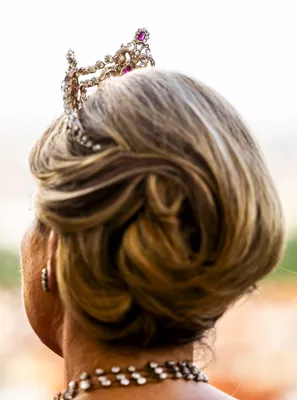 Onder dat kroontje had Máx haar coupe kunstig laten opsteken.