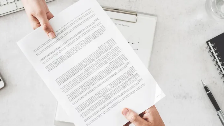 Documenten overhandigen.