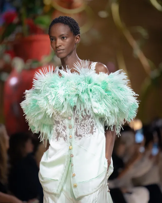 Model in mintgroene outfit met veel veren tijdens Chanel Haute Couture fashion show in Parijs 2026.