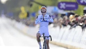 Demi Vollering juicht aan de finish van de Ronde van Vlaanderen.