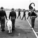 Prins Bernhard inspecteert in 1967 in Ermelo de Stoottroepen en haar mascotte.