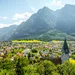 Minst bezochte land van Europa – Foto van Balzers in Liechtenstein met Alpen op achtergrond.