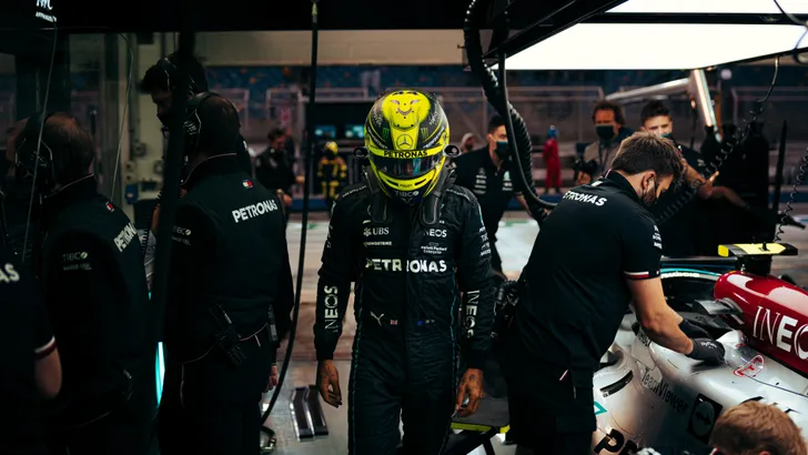 Lewis Hamilton is 'best blij' met vijfde tijd in Bahrein