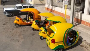 Einde van een tijdperk in Havana: brandstofcrisis vervangt Amerikaanse oldtimers door elektrische driewielers