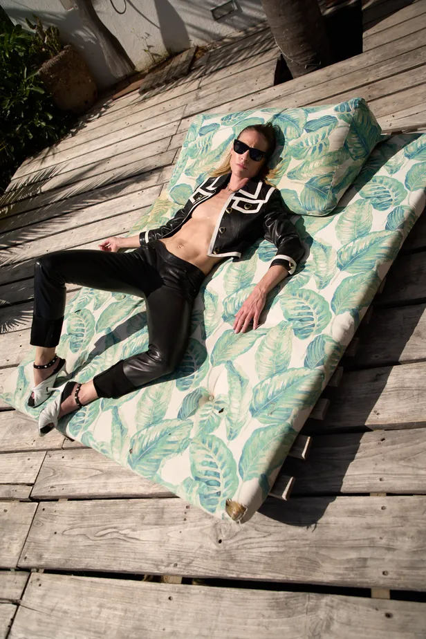 Jas: Law of Leather | Broek: Palm Angels | Schoenen Balenciaga | Zonnebril: Ray-Ban