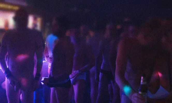 Nog een beeld uit Chemsex. In deze scene is hiv een groot probleem. Ook Andy Rossel raakte naar eigen zeggen besmet.