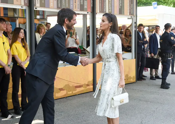 Koningin Letizia en minister van Cultuur, Ernest Urtasun, tijdens de opening van de 84e boekenbeurs van Madrid in het Retiro Park (Beeld: NL Beeld) 