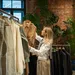 Vrouw shopt nieuwe kleding