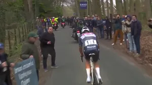 mathieu van der poel bespuugd in e3 saxo classic