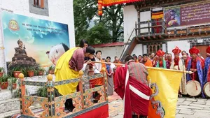 Nieuwe foto van doddige babyprins Bhutan