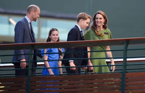 Prins William, princes Charlotte, prins George en prinses Kate arriveren bij de Royal Box op Wimbledon. 