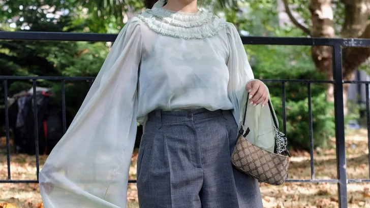 Stijlvolle vrouw in oversized blouse.
