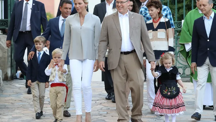 Wat scháttig: De tweeling van Monaco voor het eerst naar school