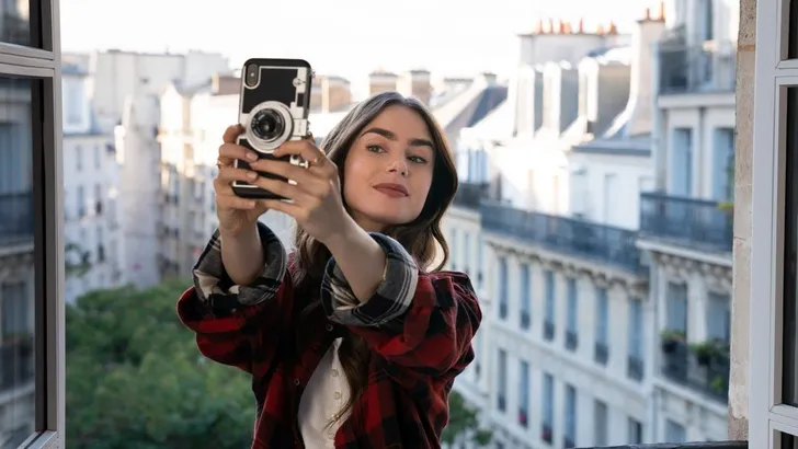 De looks van Emily in Paris zijn binnenkort te koop!