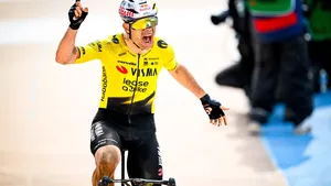 Wout van Aert won dit voorjaar Parijs-Roubaix. Dat eeuwig prikkende hiaat werd opgevuld, maar het gaat er ook voor zorgen dat hij in andere koersen relaxter rondrijdt. En dan heeft hij ook nog zijn sprint terug.