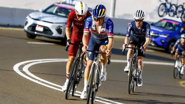Remco Evenepoel ging vol voor eindwinst in de UAE Tour, maar de Belg kwam er niet aan te pas. Een pijnlijke constatering in zijn jacht op de troon van Tadej Pogacar.