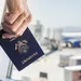 Paspoort in hand op vliegveld