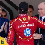 LA FAMILIA REAL DE MONACO ENTREGA EL TROFEO DEL GRAN PREMIO DE F1 AL PILOTO LOCAL, CHARLES LECLERC