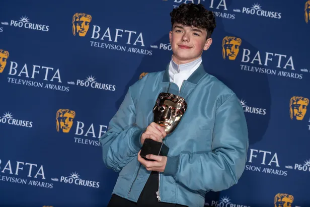 Owen Cooper wint de awards voor beste mannelijke bijrol voor zijn rol in Adolescence 