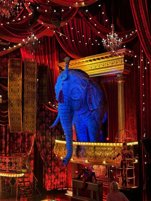 Het decor van Moulin Rouge! De Musical