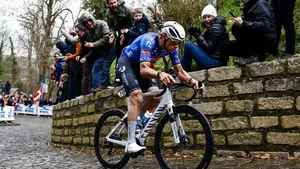 Mathieu van der Poel in het voorjaar van 2026 op de Muur van Geraardsbergen.