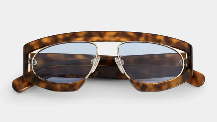 De monturen van Nulá voelen licht, luxe en verrassend tijdloos, precies wat je dagelijks wilt dragen (€155).