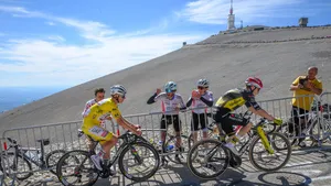 Pogacar en Vingegaard beklimmen de Mont Ventoux tijdens de Tour de France 2025, aangemoedigd door fans op de kale flanken van de berg.