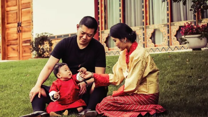 Zoet: prins Namgyel van Bhutan in de paleistuin  