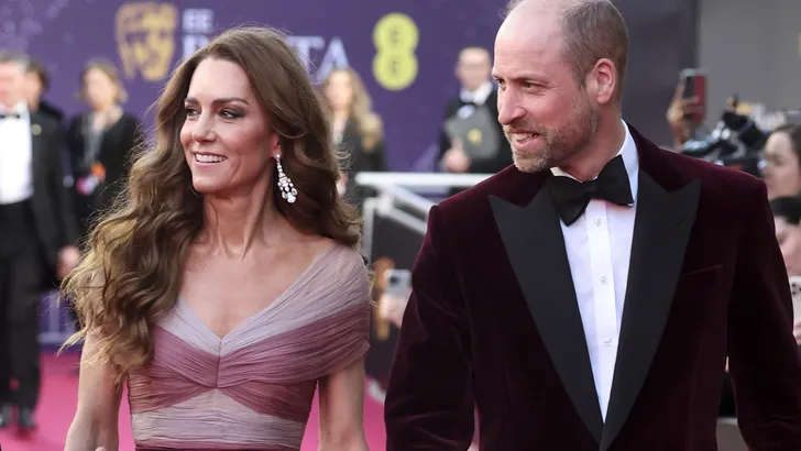 Prinses Kate stal de show bij de BAFTAs in een gerecyclede Gucci-jurk. Haarexpert onthult hoe je haar glanzende look zelf creëert (budgetproof!).