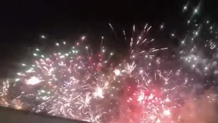 Snelwegcrash zorgt voor enorm vuurwerk (video)
