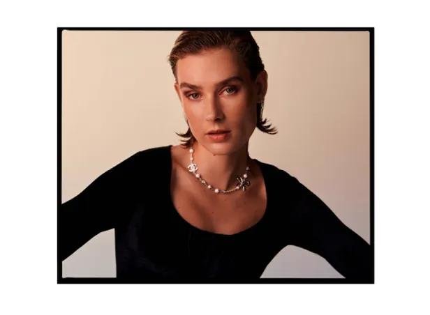 Top en ketting: Chanel