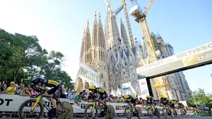 Team Visma | Lease a Bike bezig aan de ploegentijdrit in de Vuelta 2025 met Victor Campenaerts op kop en Jonas Vingegaard in tweede positie.