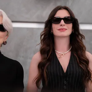 Alsof Andy Sachs de kamer binnenloopt. Anne Hathaway's nieuwste look is een perfecte mix van glamour en een hint naar de nieuwe Devil Wears Prada.