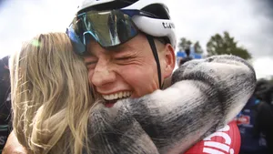 mathieu van der poel knuffelt met z'n vriendin