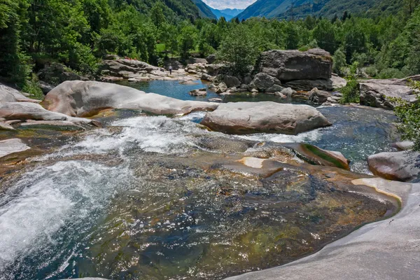 Een pad door miljoenen jaren natuurgeschiedenis. Hier voel je hoe klein en levend je tegelijk bent.