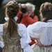 Streetstyle-foto van vrouwen in strakke outfits. – Invloed van strakke kleding op gezondheid.